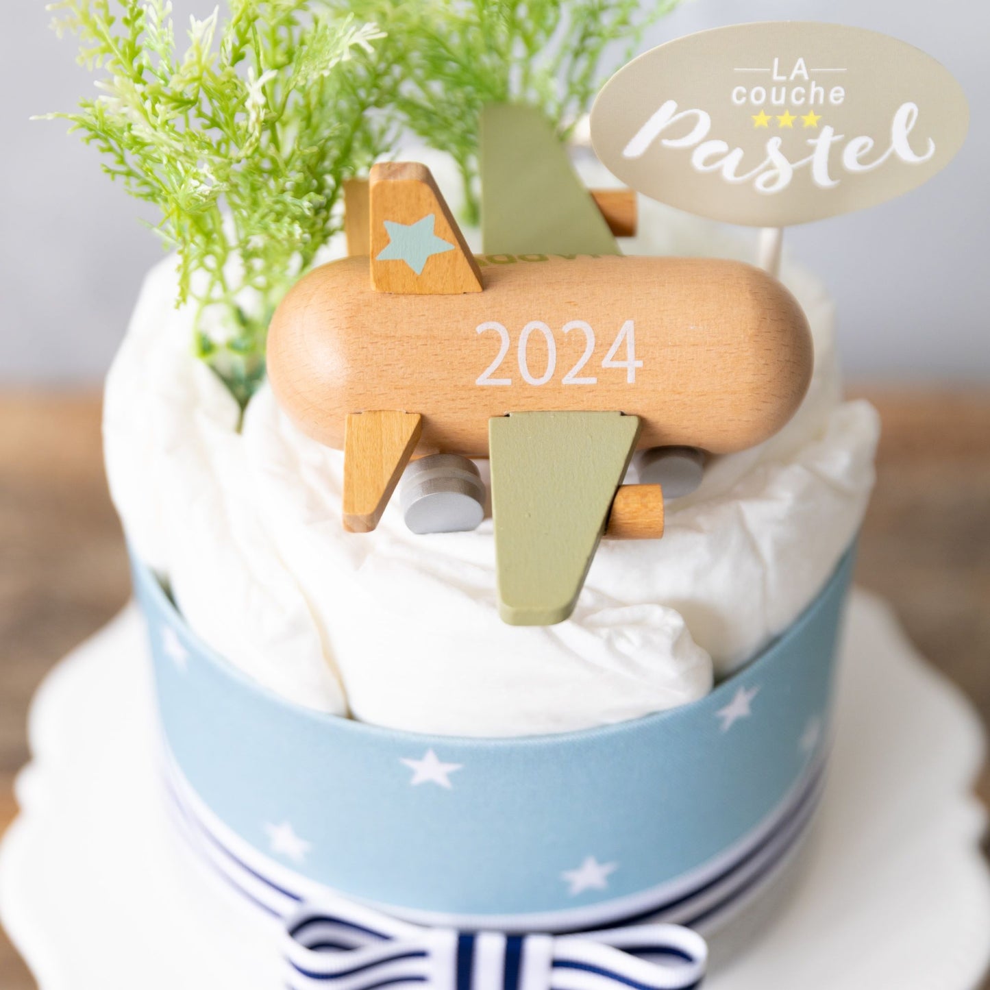 2024ロゴ入り「Kiko+」のmini jet付きオーガニックダイパーケーキ（おむつケーキ）2段/全2色