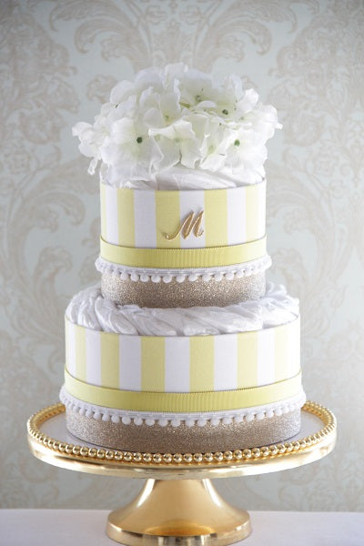 イニシャル入りオーガニックダイパーケーキ おむつケーキ「TOIRO」(2段/イエロー) の写真