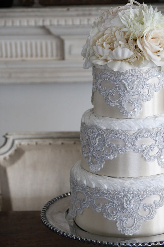 フラワーオーガニックダイパーケーキ おむつケーキ「ETERNITY」White(2段)の写真