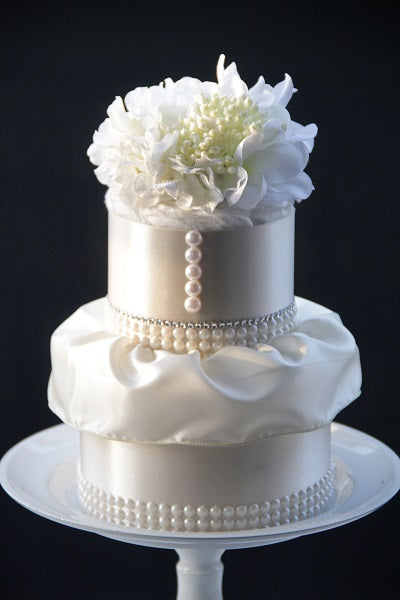 フラワーオーガニックダイパーケーキ おむつケーキ「little white dress」(2段)の写真